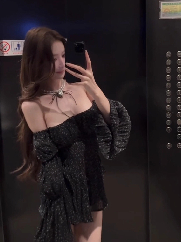Black Bell Sleeve Top And High - Vintage Collectible Bells recension och pris