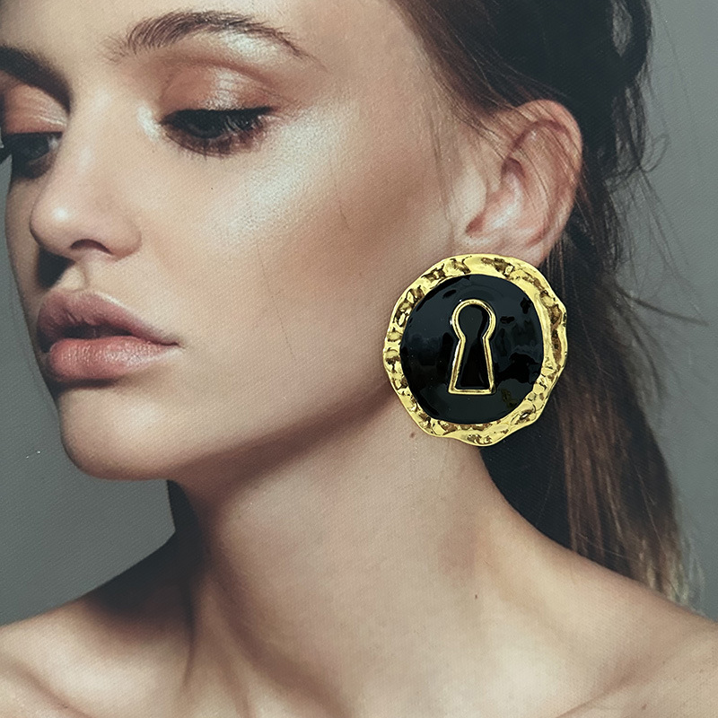 Exaggerated Black Enameled All - Vintage Collectible Show recension och pris