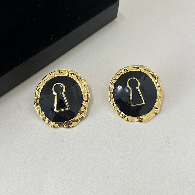 Exaggerated Black Enameled All - Vintage Collectible Show recension och pris